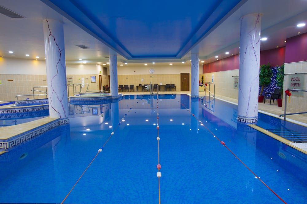 حوض السباحة