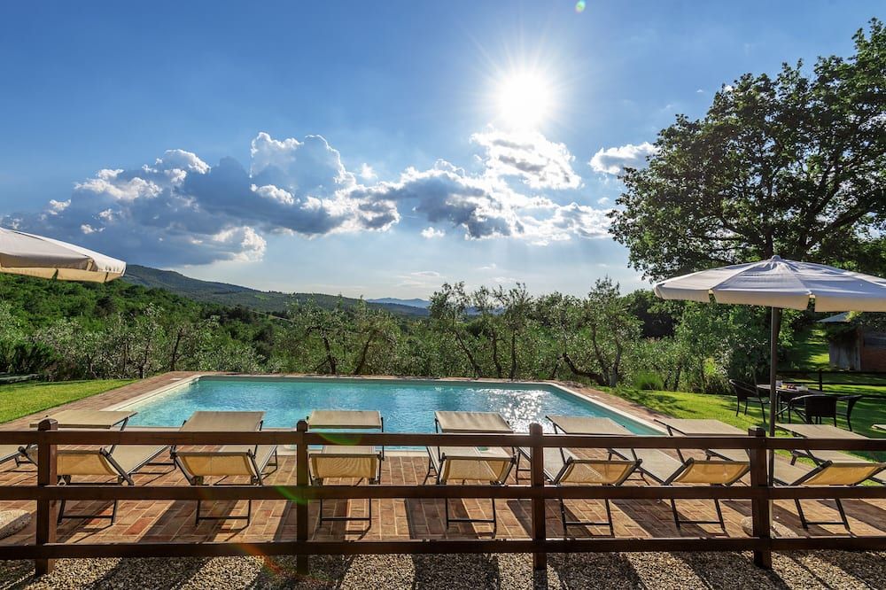 حوض السباحة