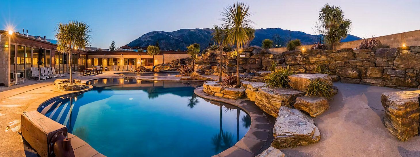 حوض السباحة