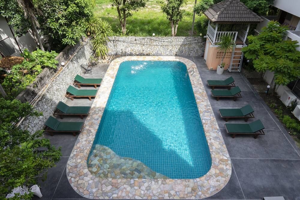 حوض السباحة