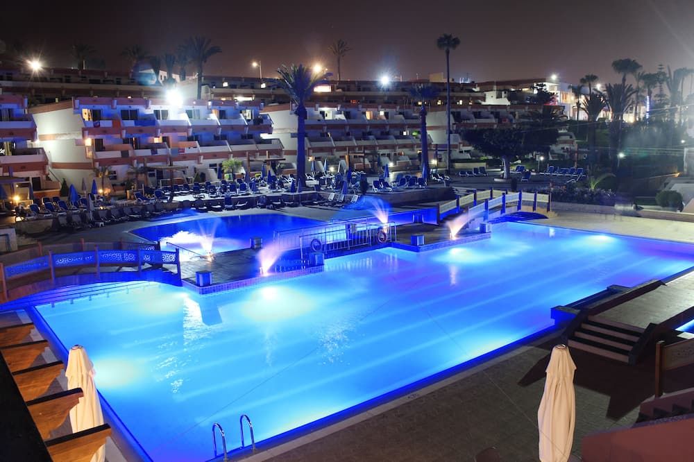 حوض السباحة