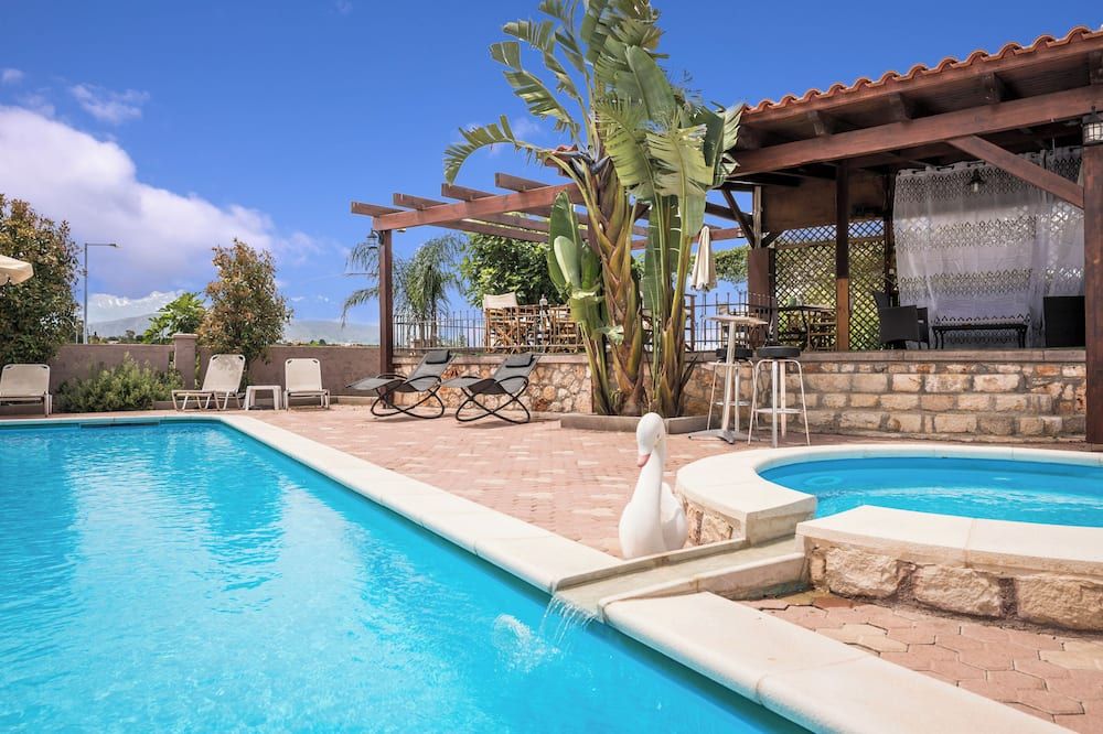 حوض السباحة