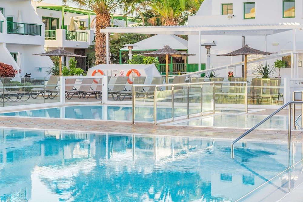 حوض السباحة