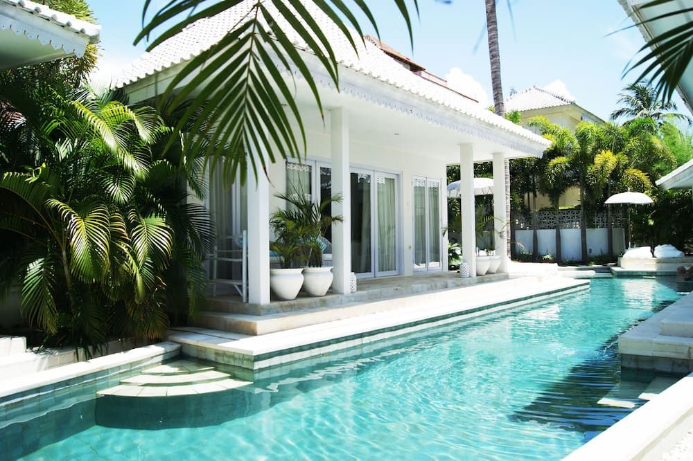 حوض السباحة