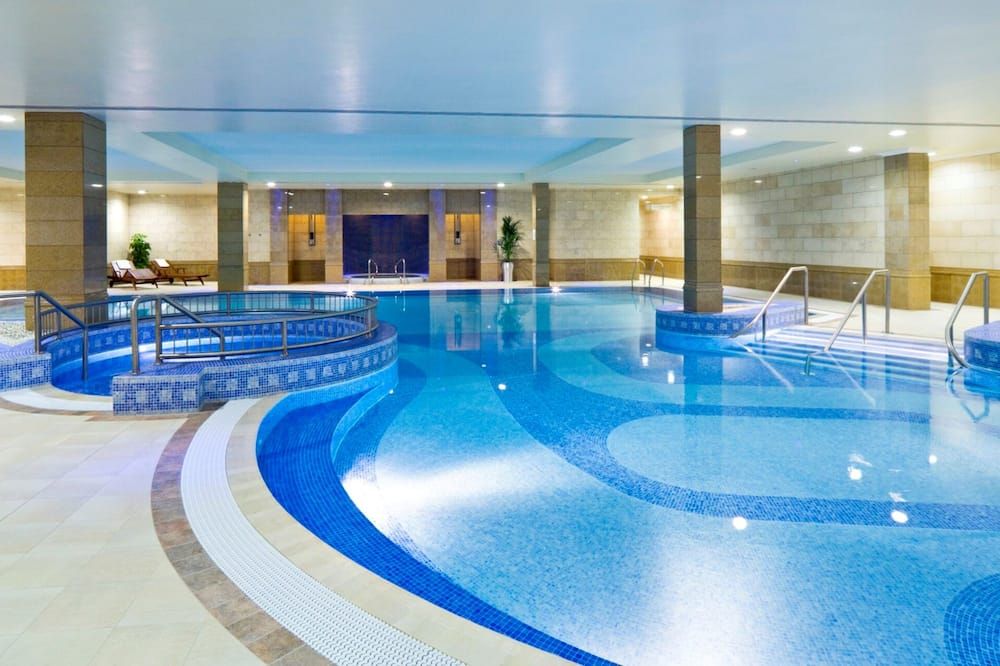 حوض السباحة