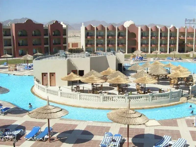 حوض السباحة