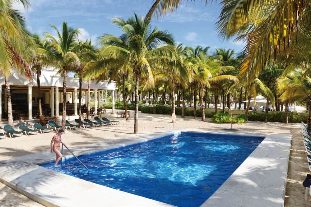 حوض السباحة