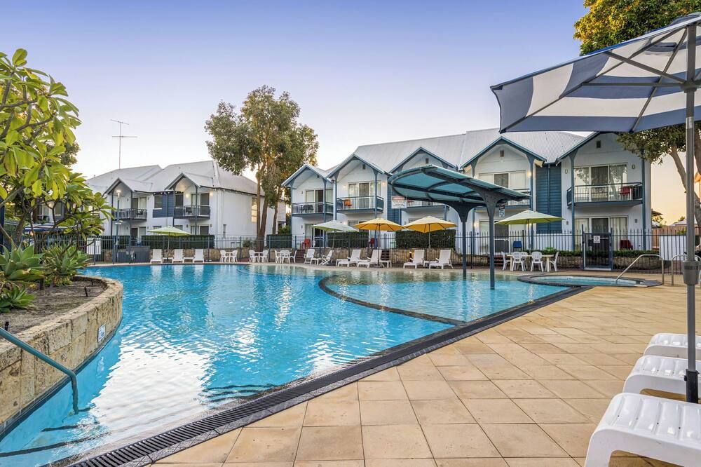 حوض السباحة