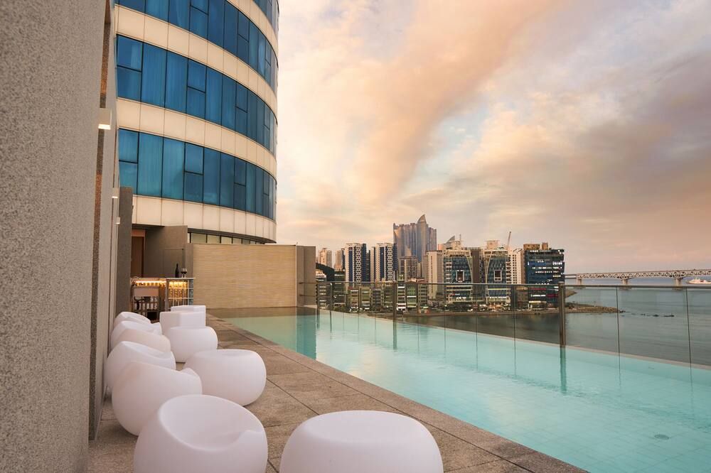 حوض السباحة