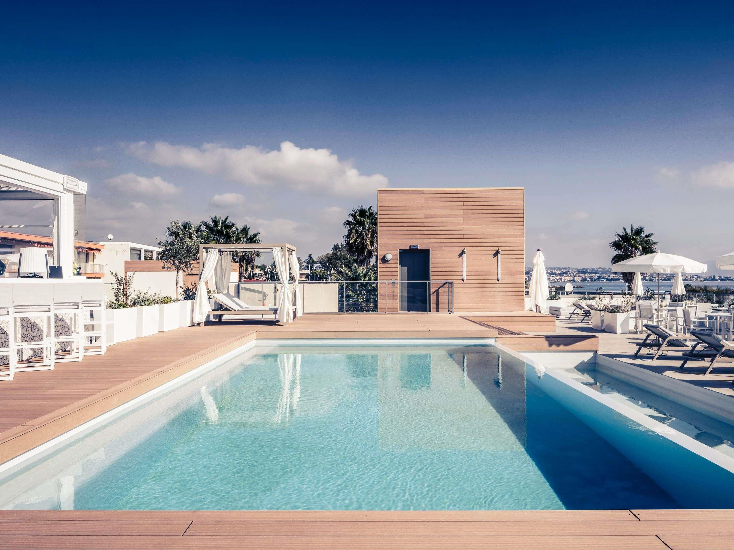 حوض السباحة