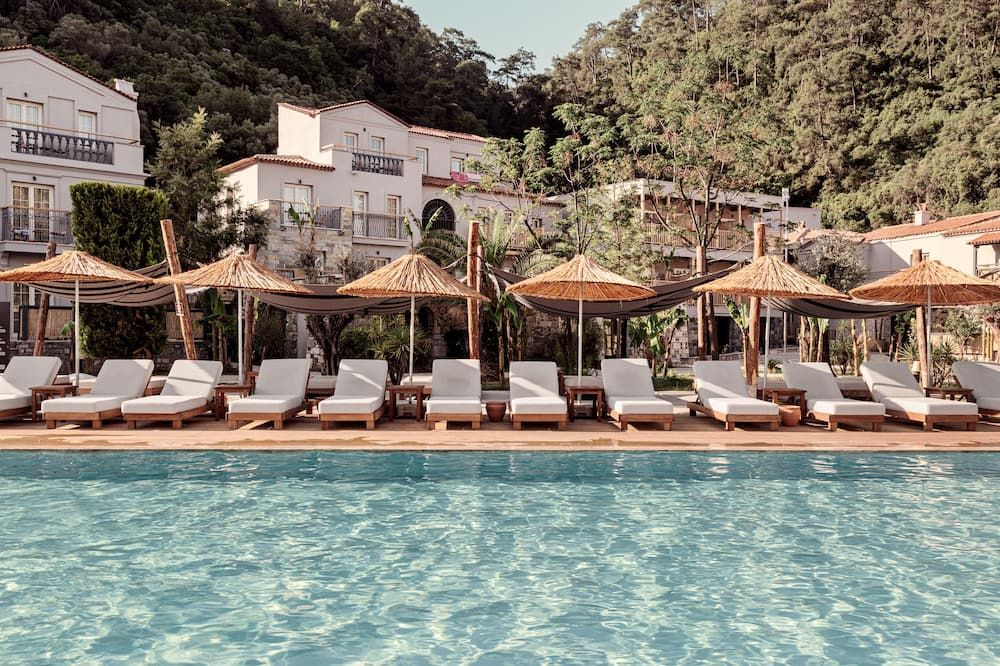 حوض السباحة