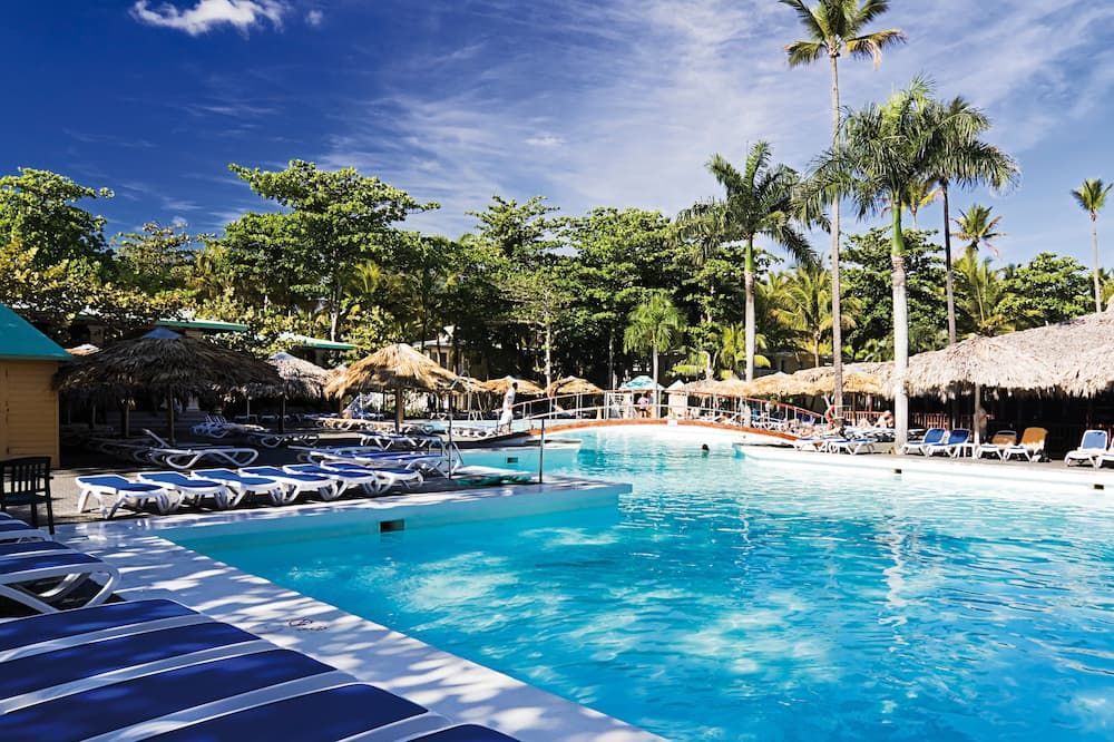 حوض السباحة