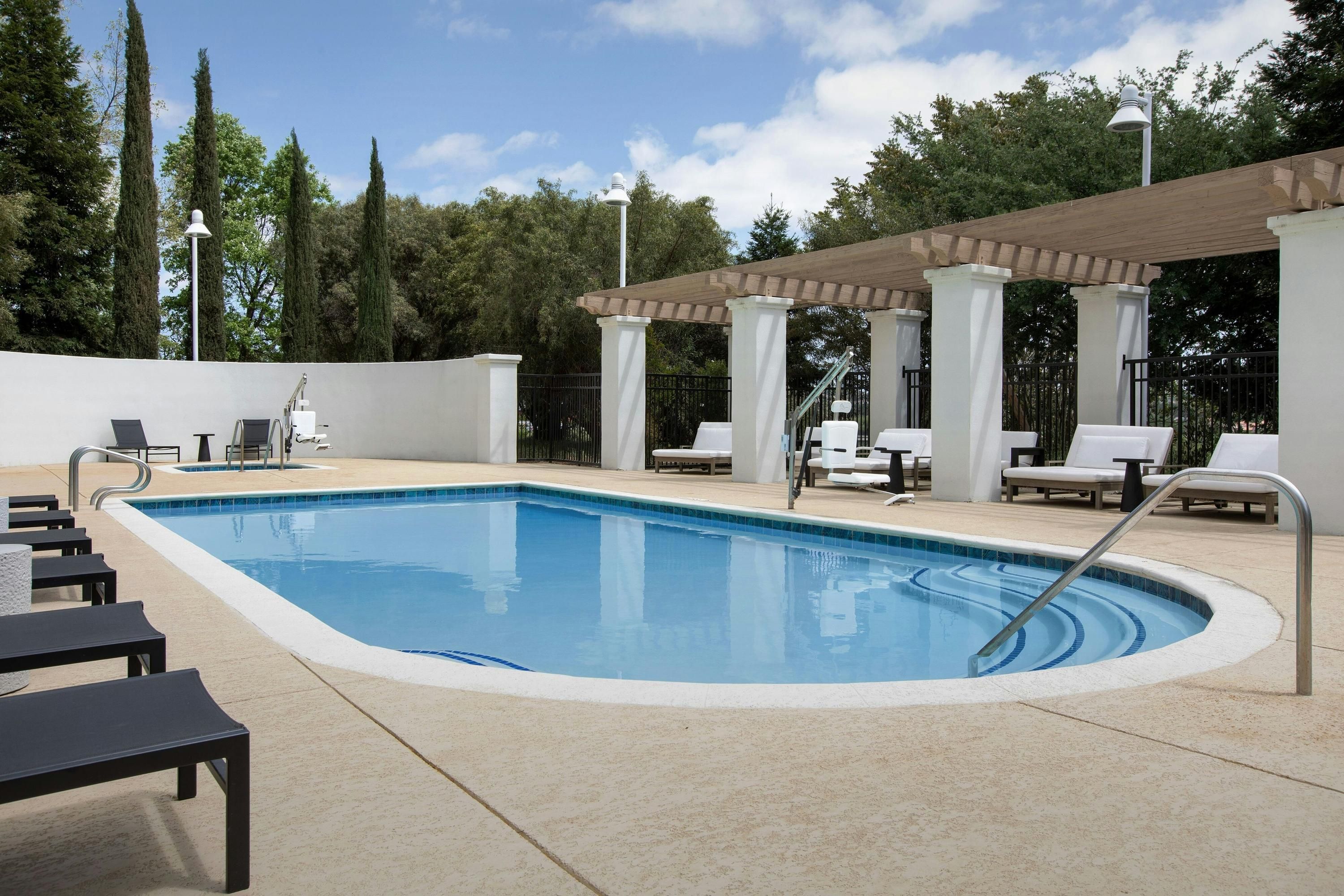 حوض السباحة