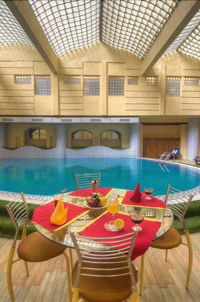 حوض السباحة