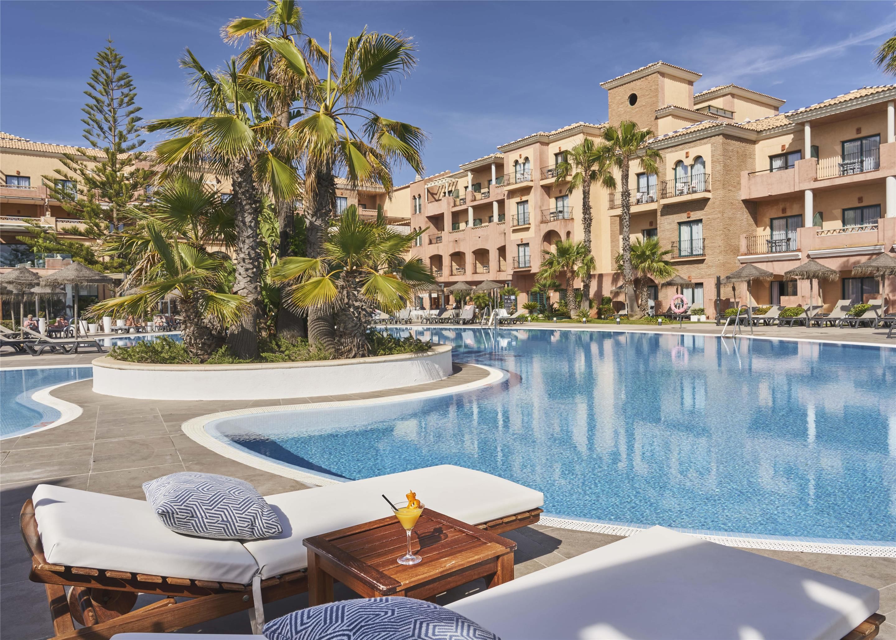 حوض السباحة