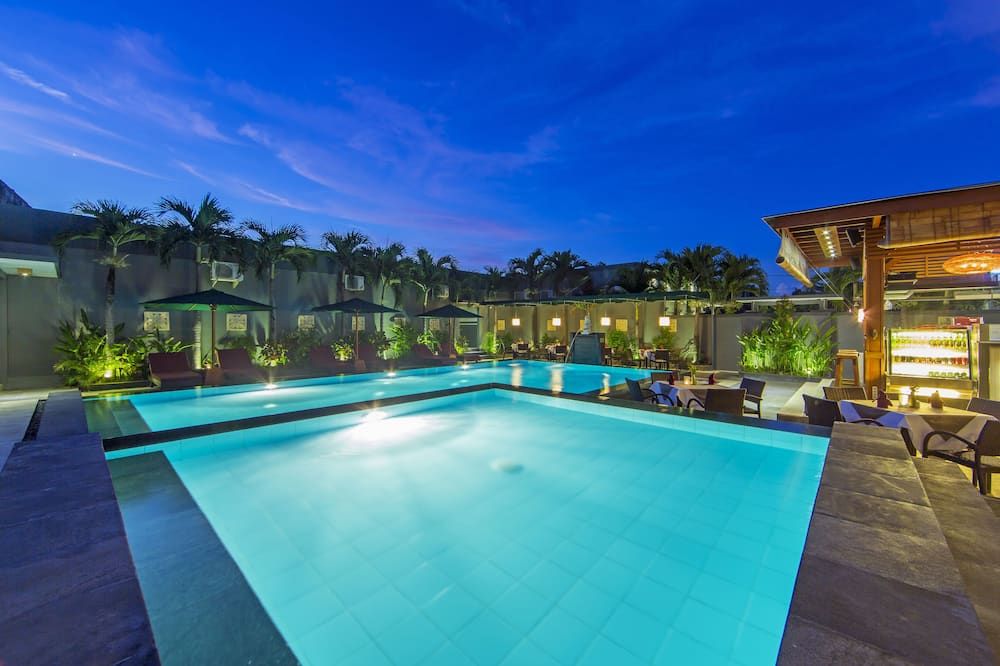 حوض السباحة