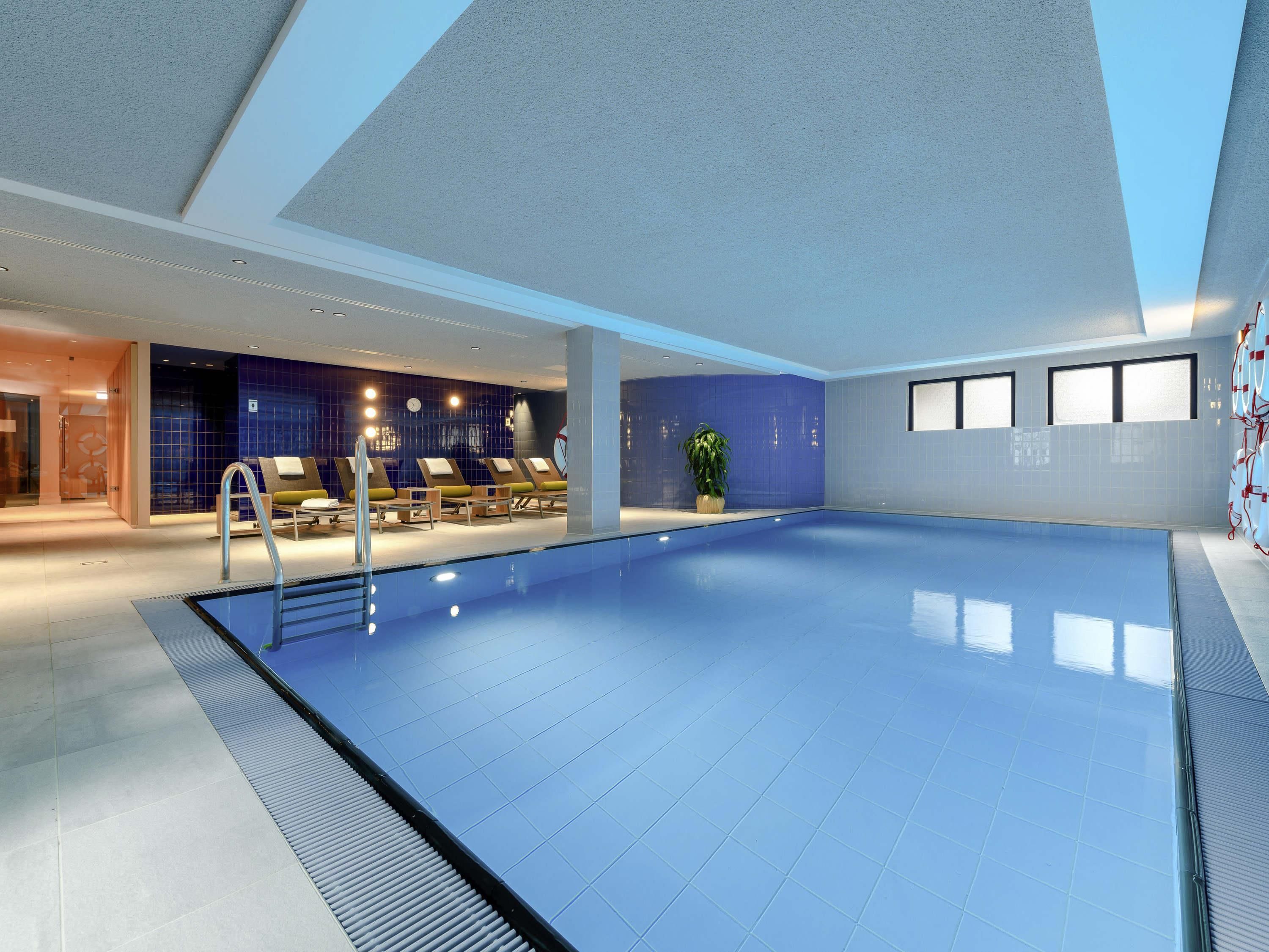 حوض السباحة