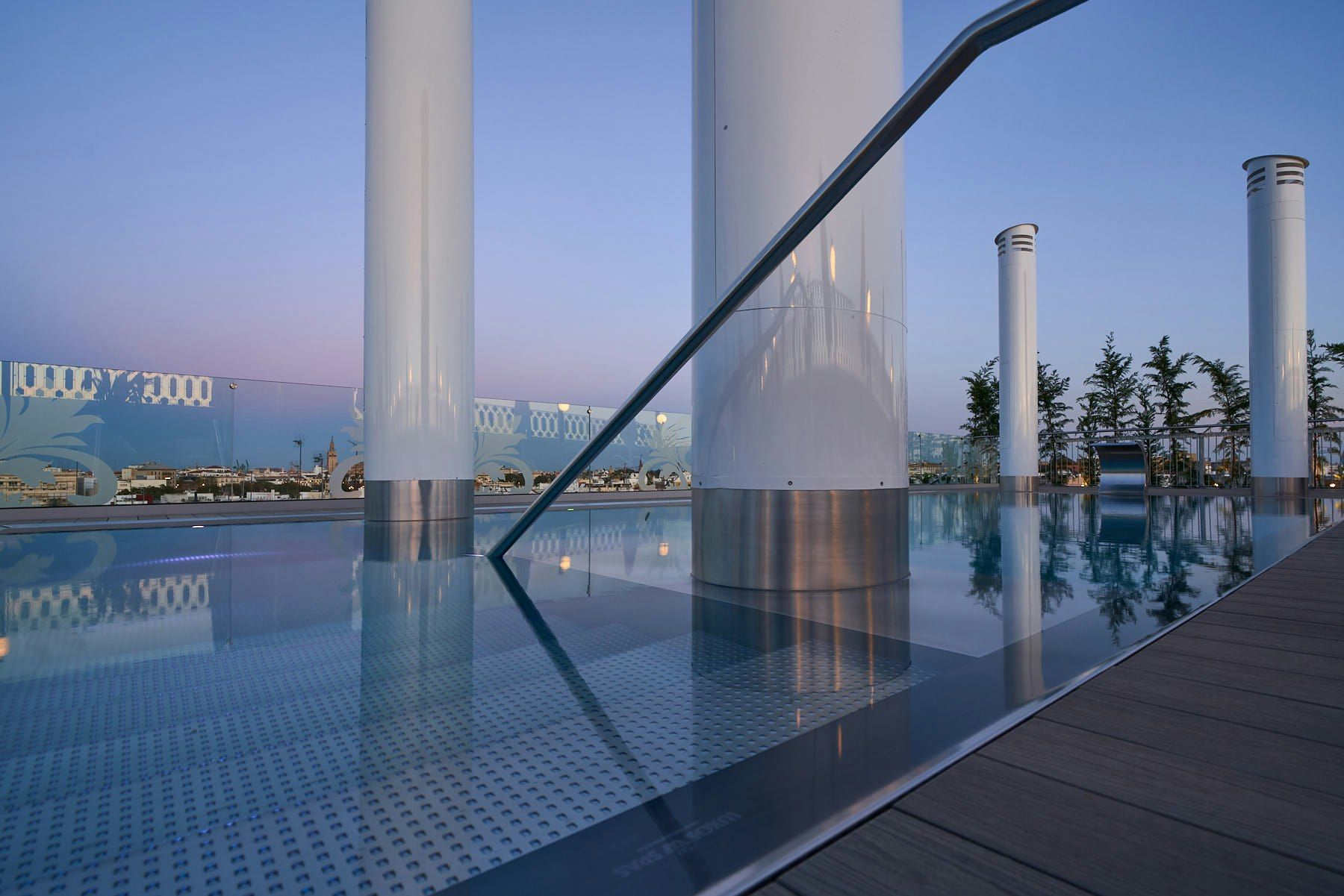 حوض السباحة