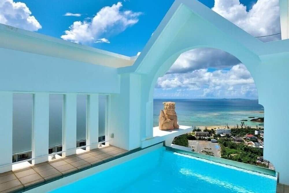 حوض السباحة