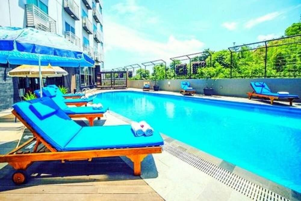 حوض السباحة