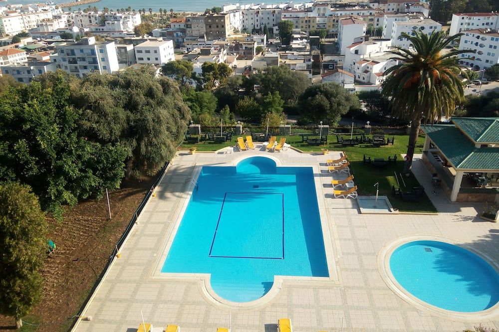 حوض السباحة