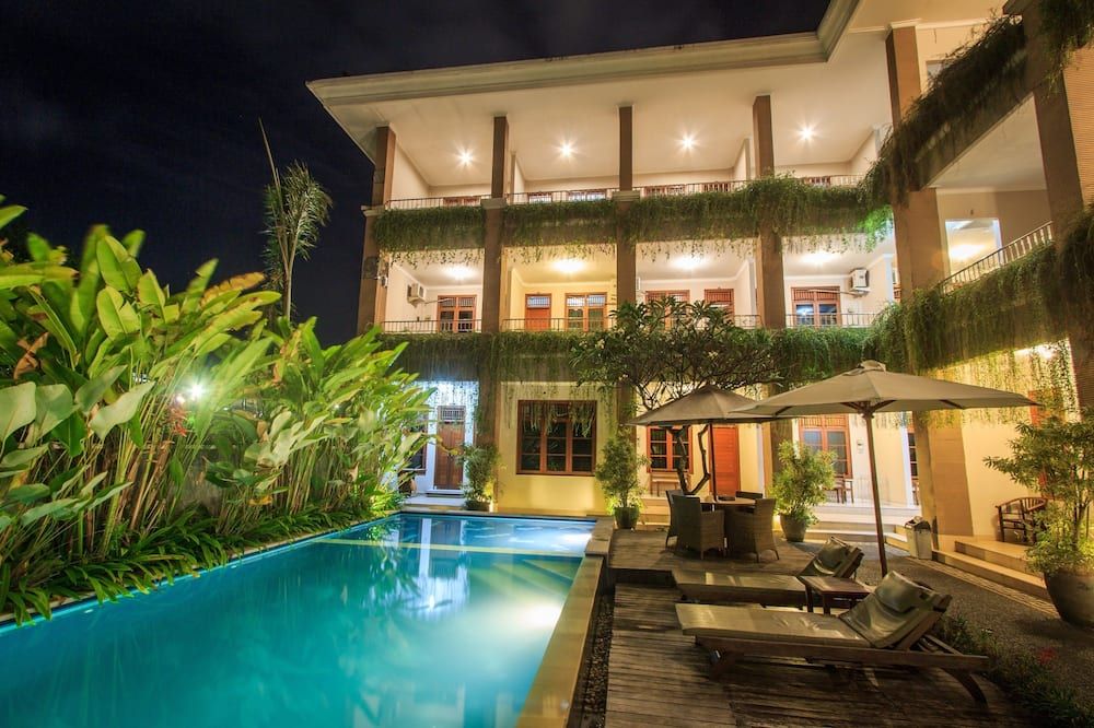 حوض السباحة