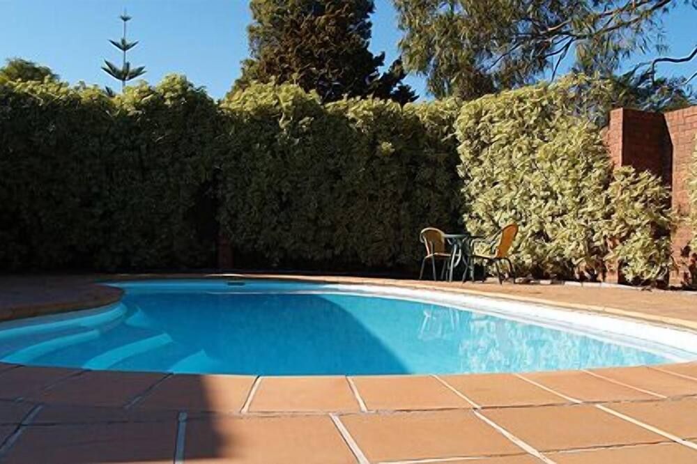 حوض السباحة