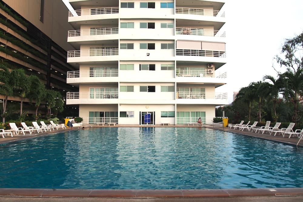 حوض السباحة