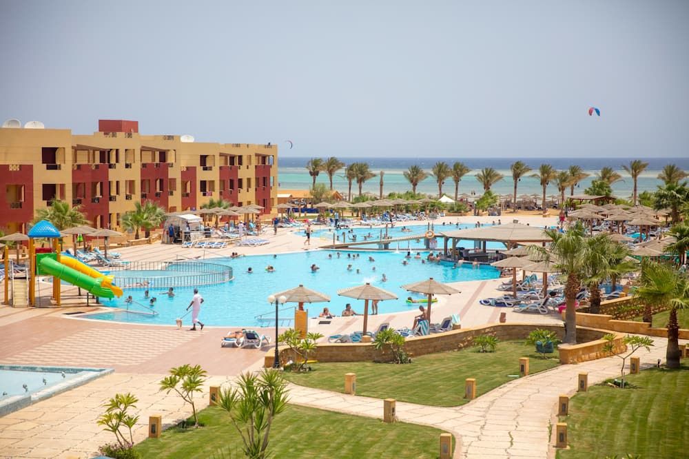 حوض السباحة