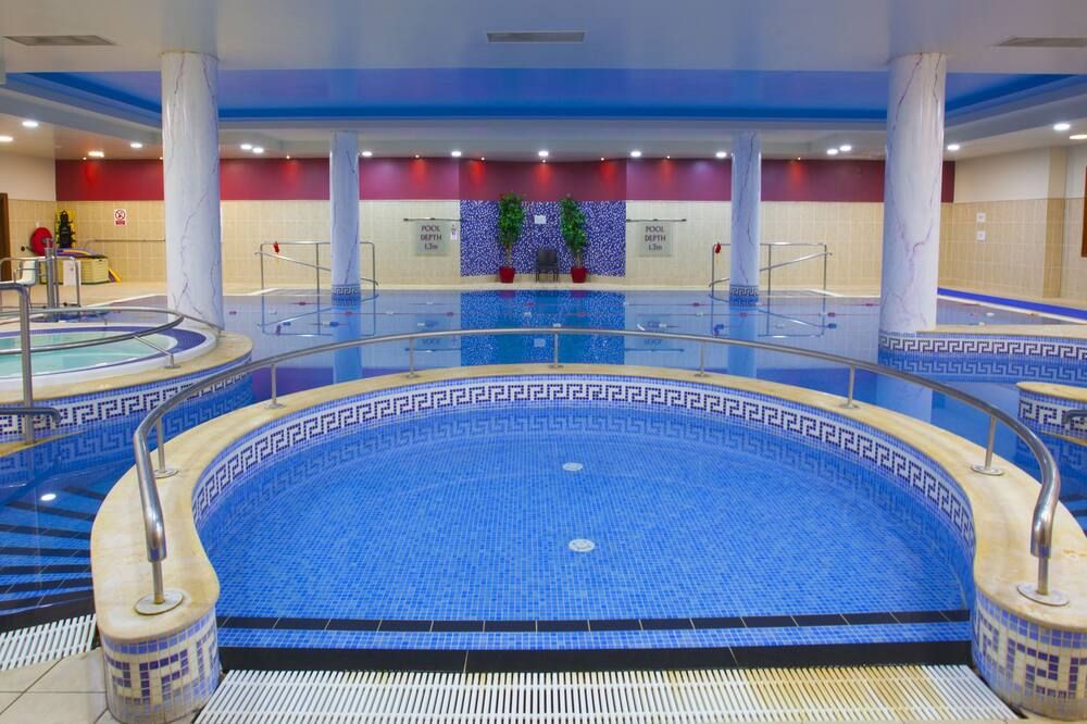 حوض السباحة