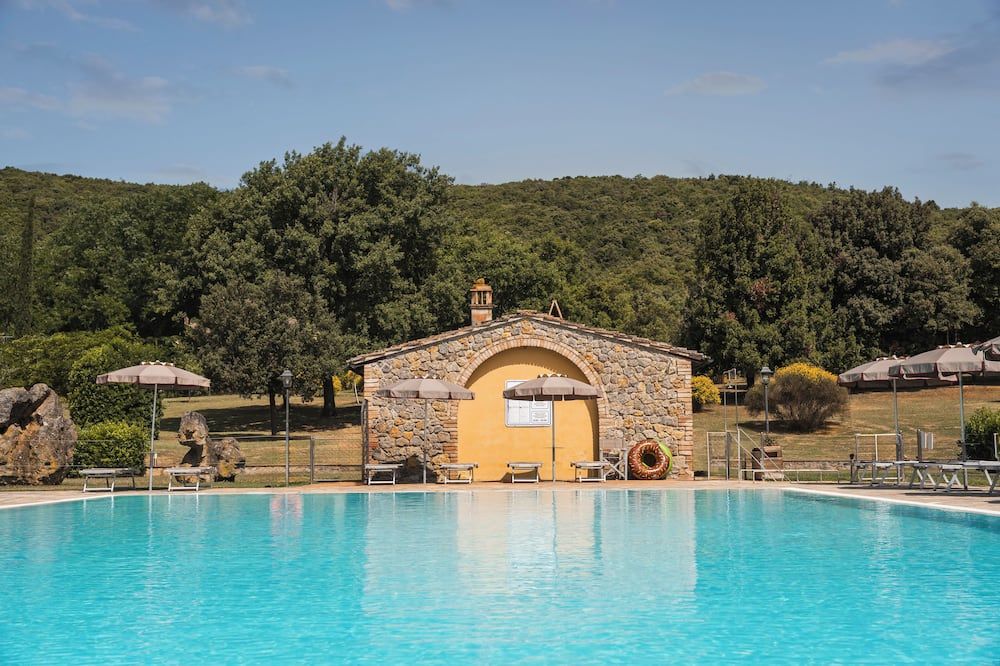 حوض السباحة