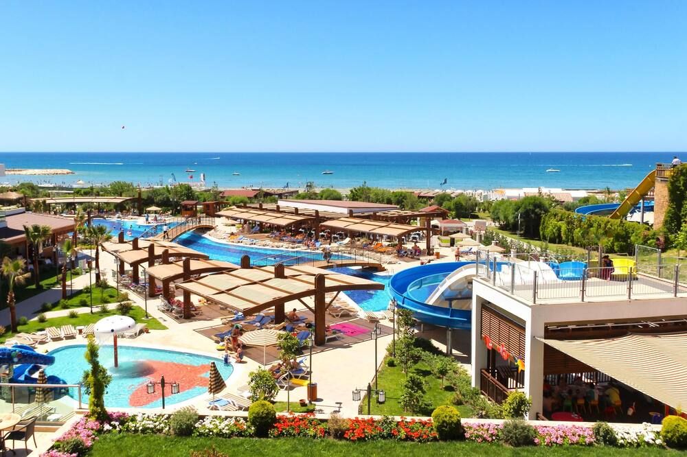 حوض السباحة