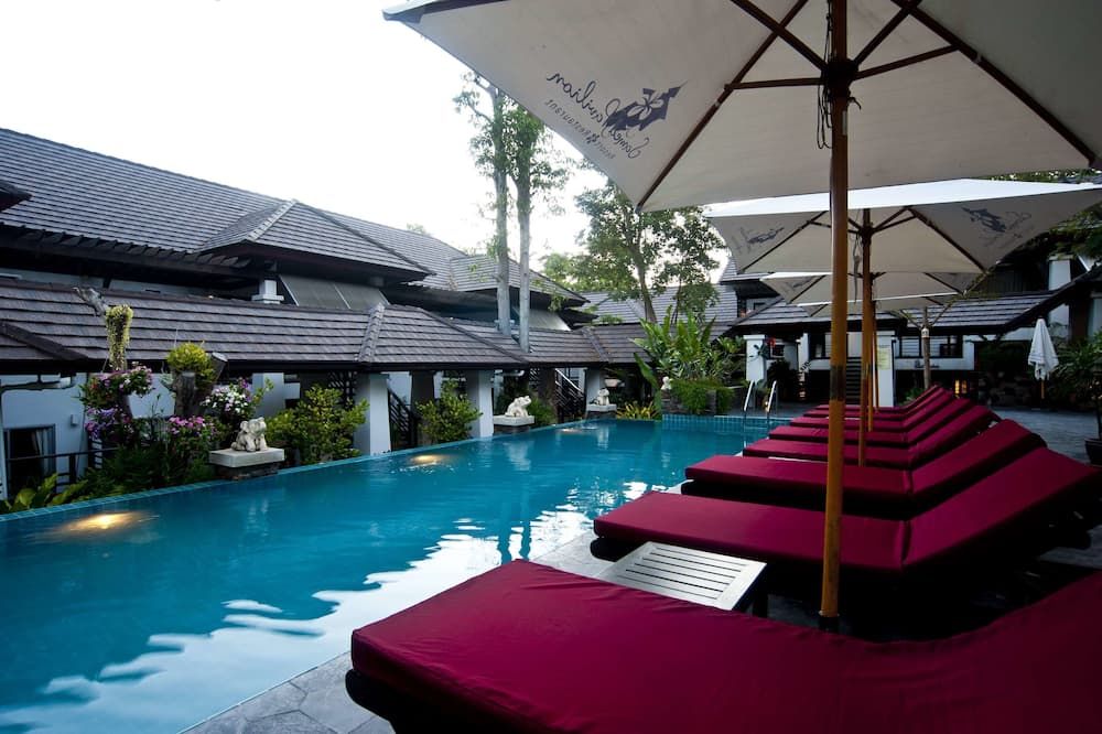 حوض السباحة