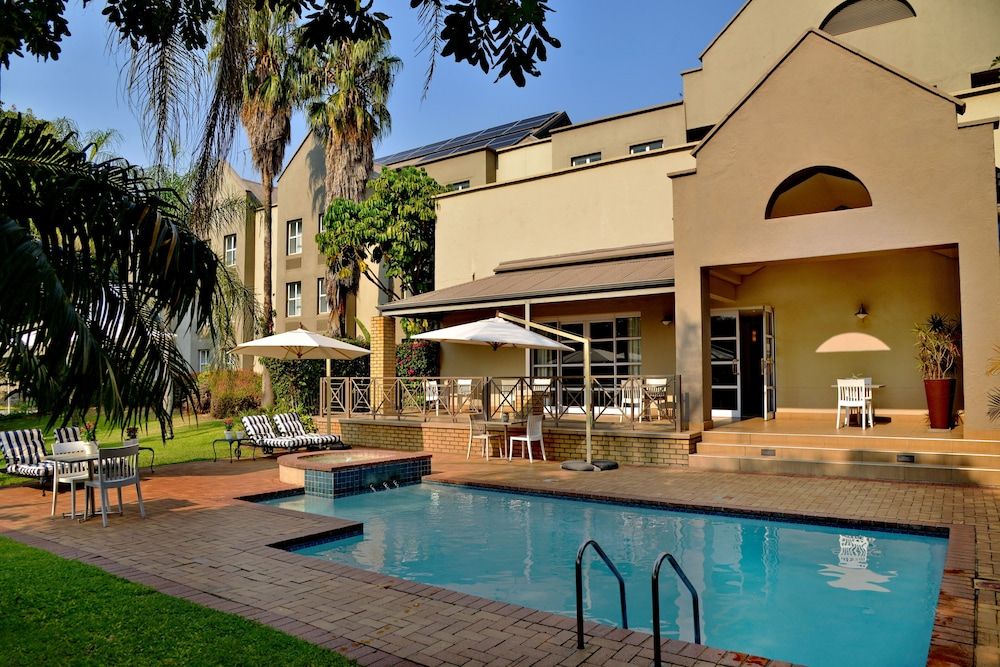 حوض السباحة