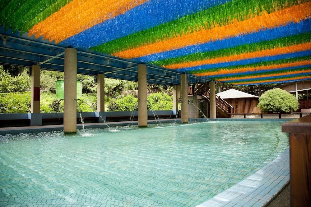 حوض السباحة