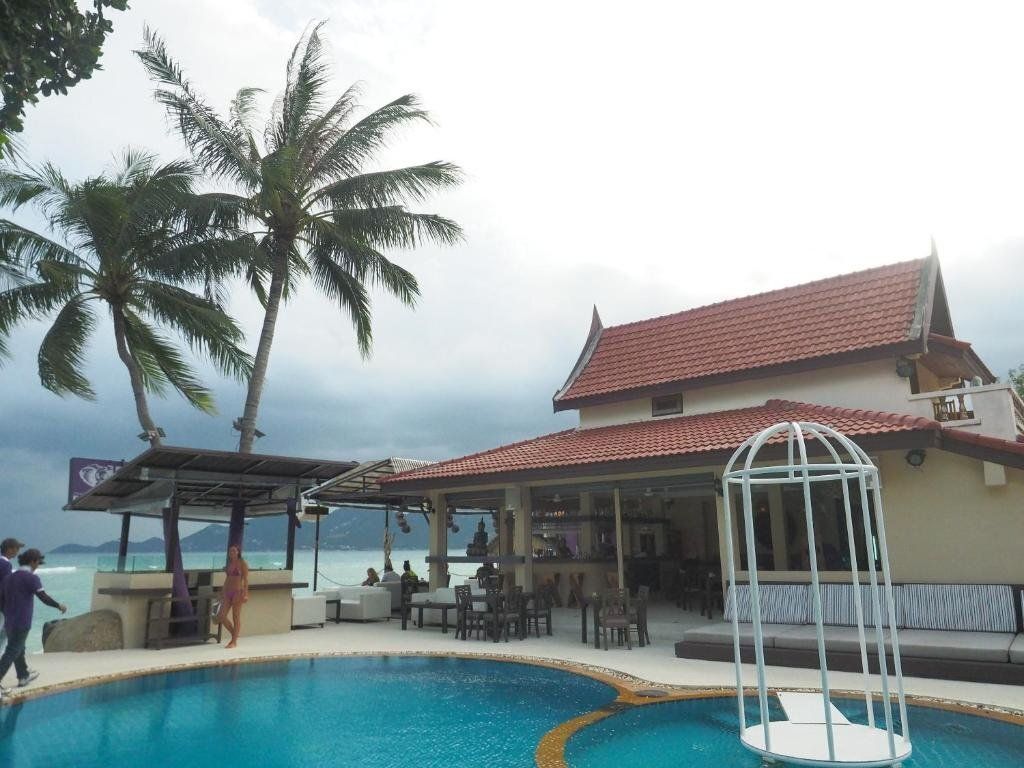 حوض السباحة