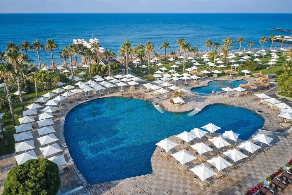 حوض السباحة