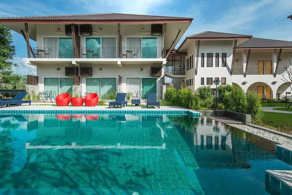 حوض السباحة