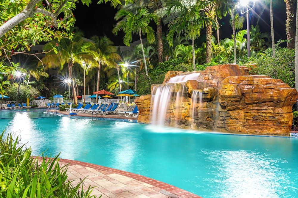 حوض السباحة