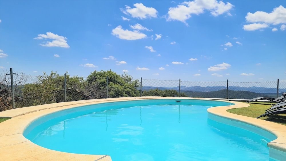 حوض السباحة