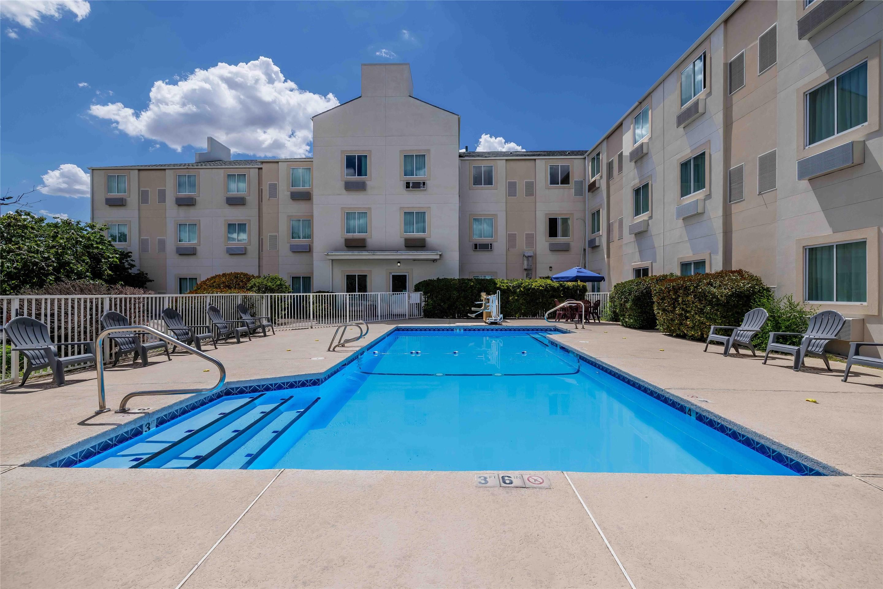 حوض السباحة