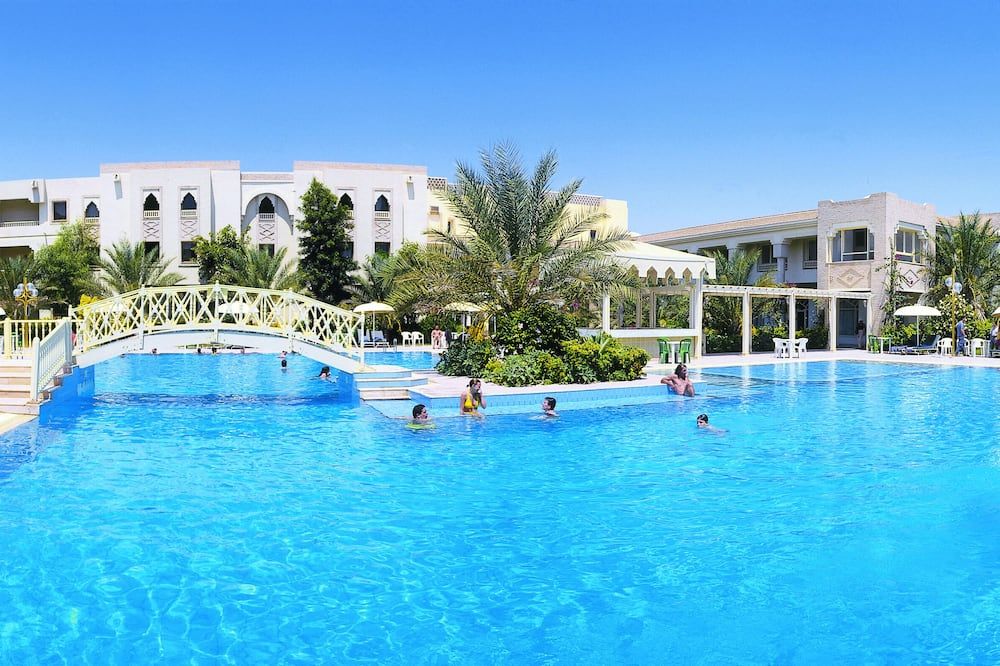 حوض السباحة
