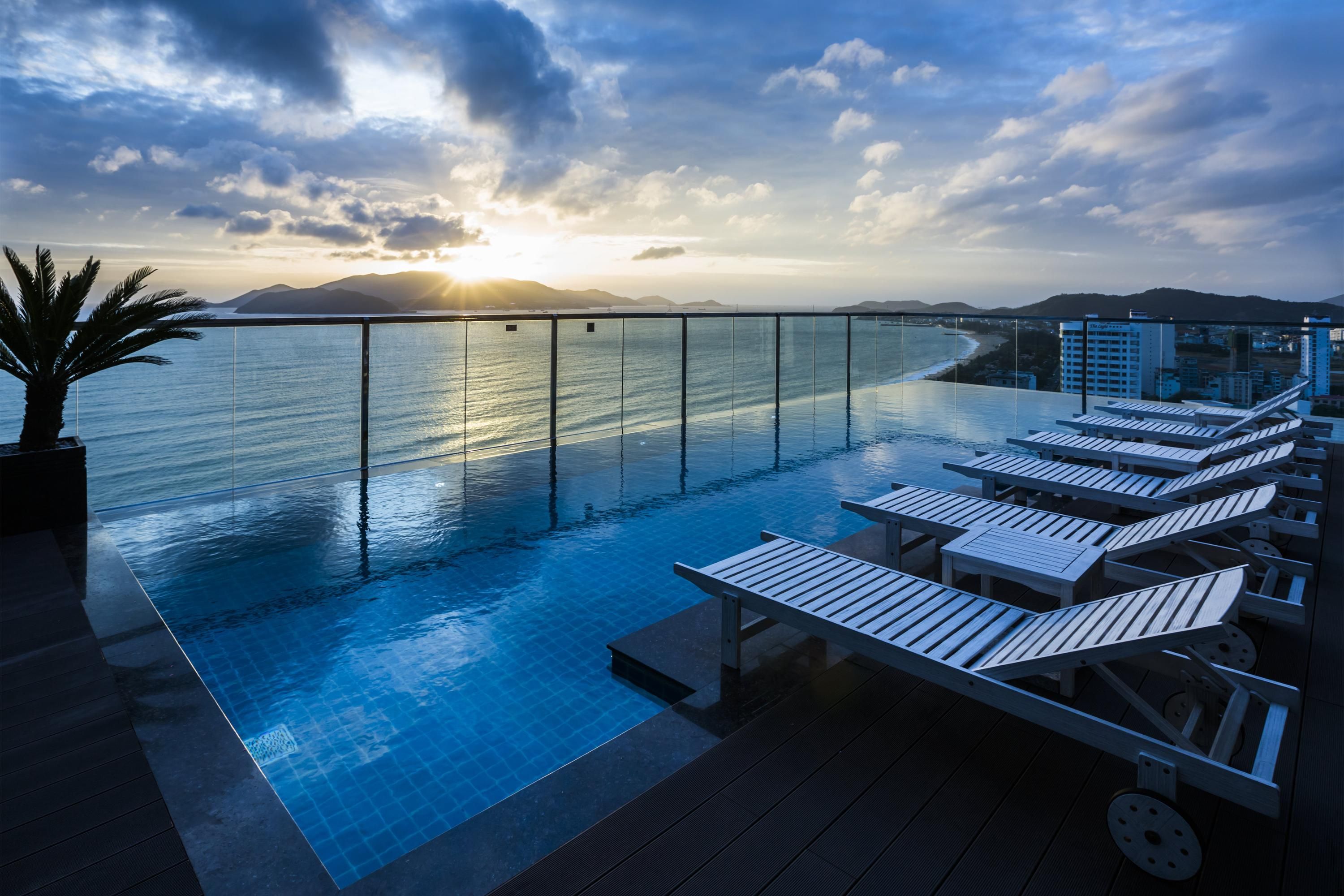 حوض السباحة