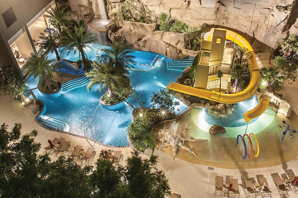 حوض السباحة