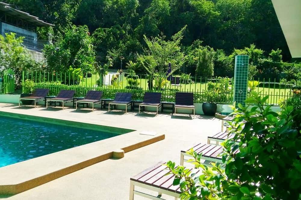 حوض السباحة