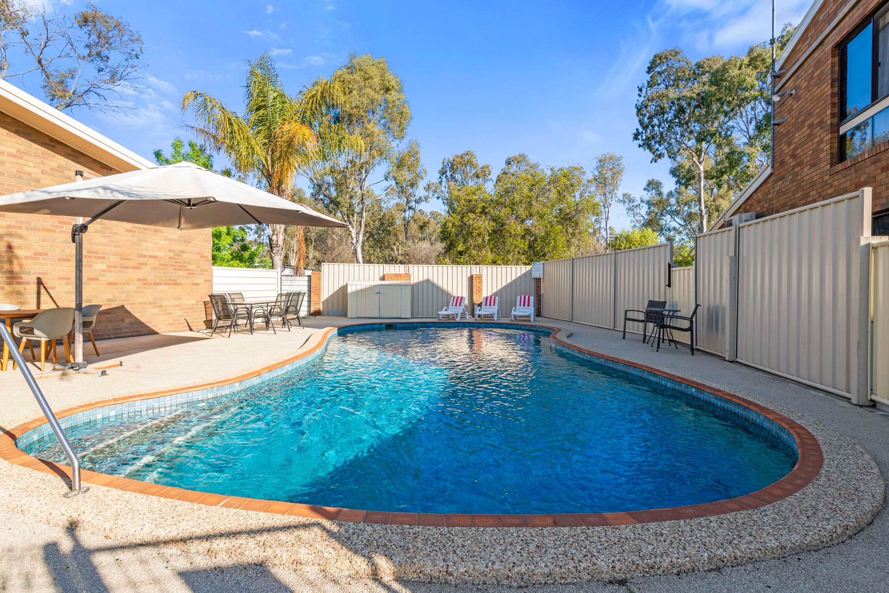 حوض السباحة