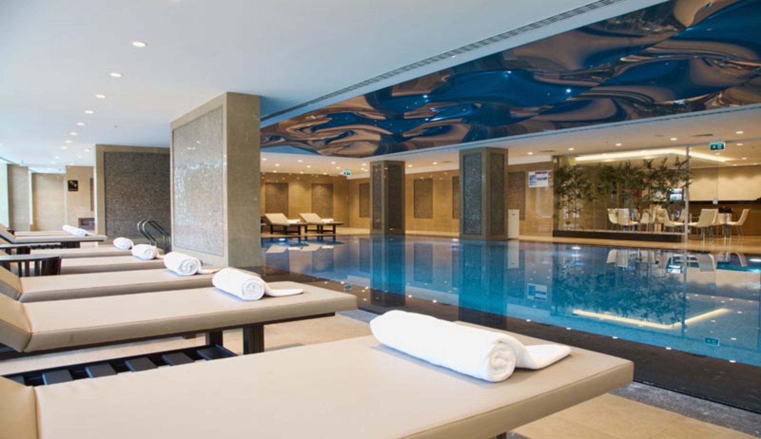 حوض السباحة