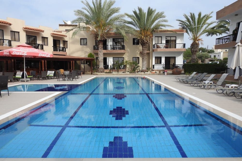 حوض السباحة