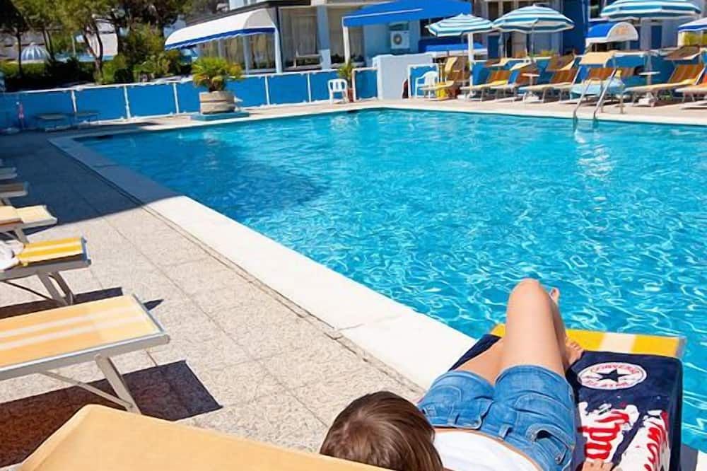 حوض السباحة