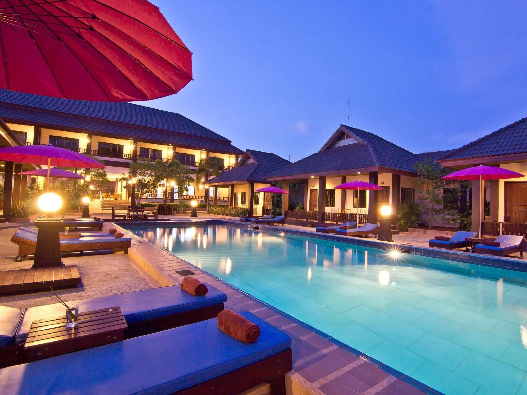 حوض السباحة